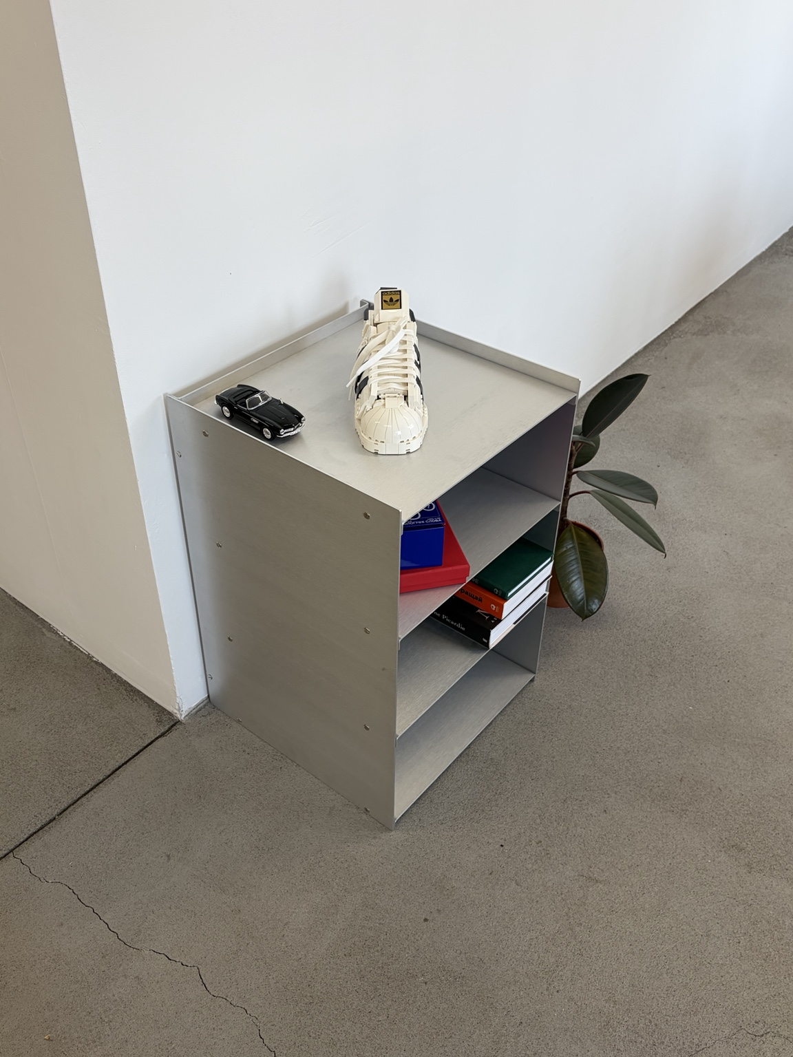 Modular metal shelf with compartments