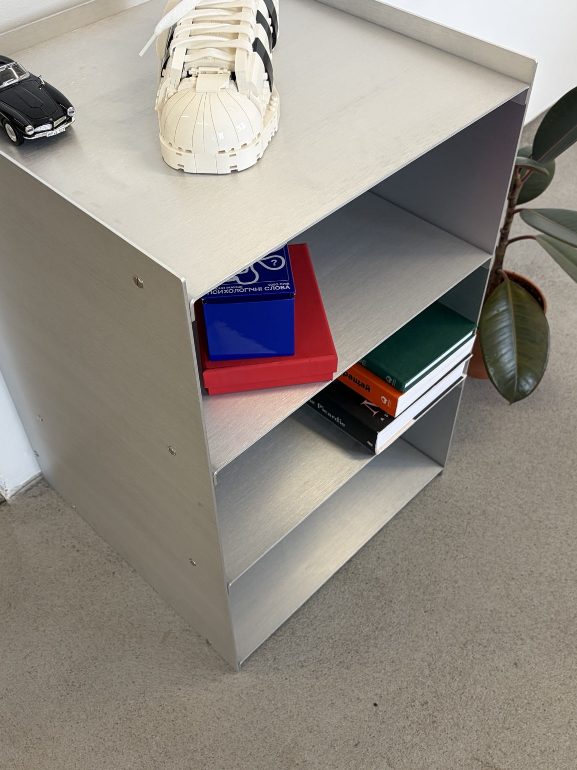 Modular metal shelf with compartments