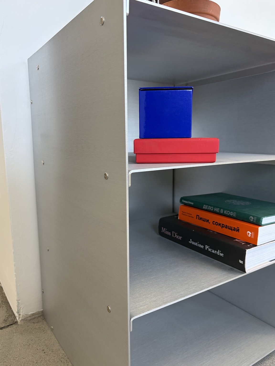 Modular metal shelf with compartments
