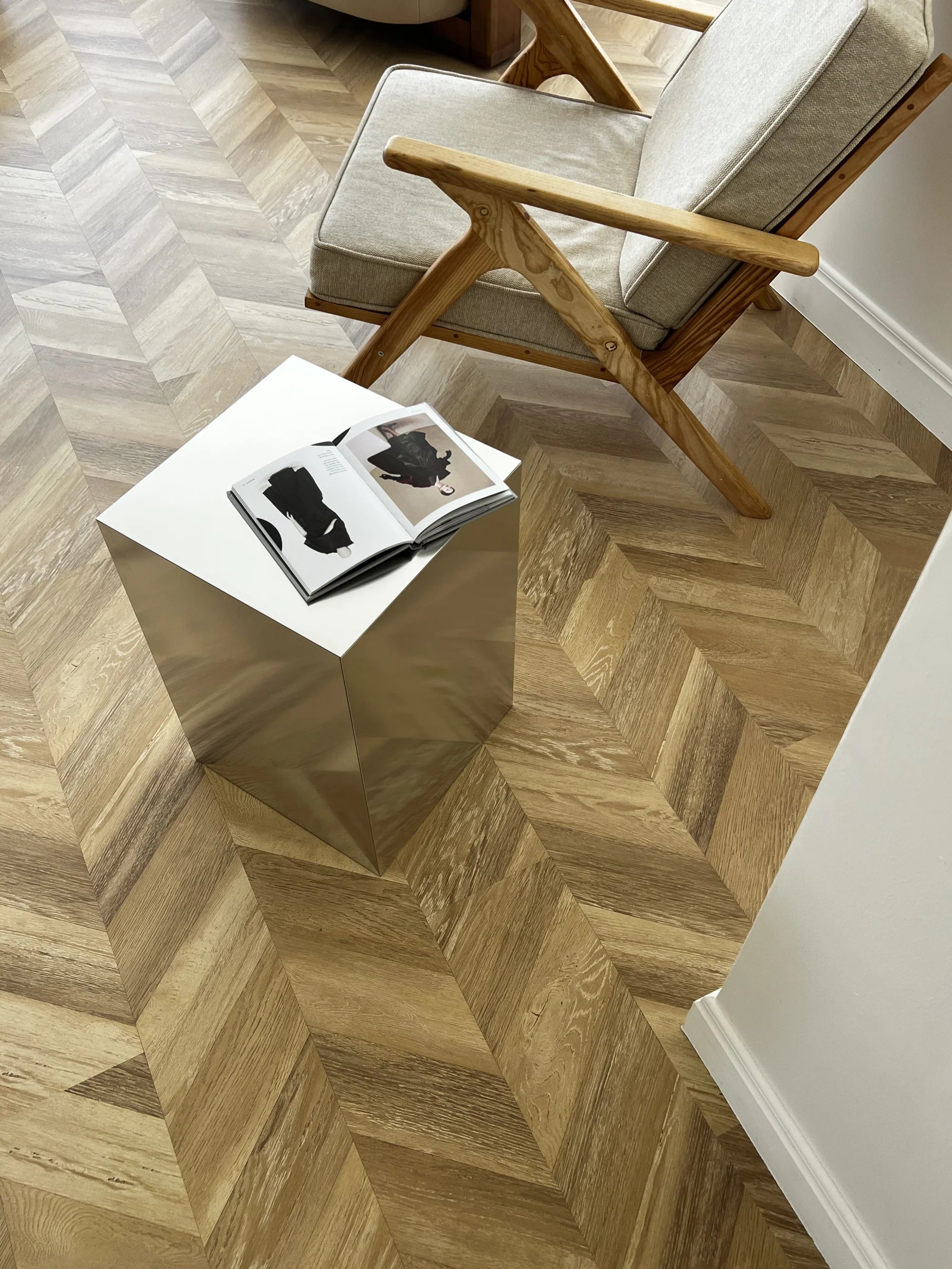 Medium Aluminum Cube Stand