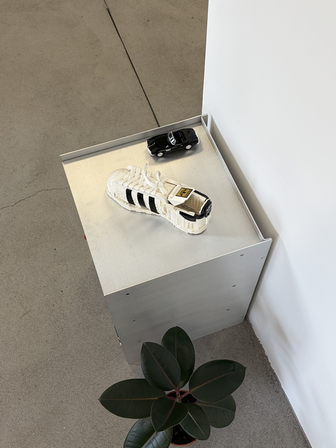 Modular metal shelf with compartments