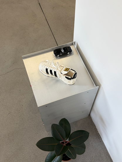 Modular metal shelf with compartments