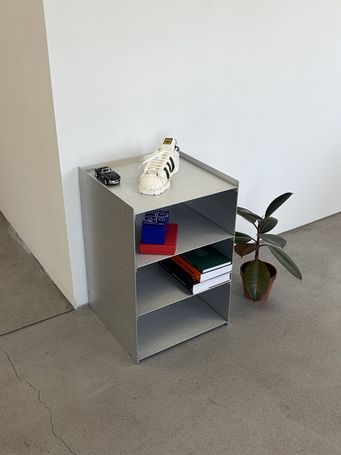 Modular metal shelf with compartments