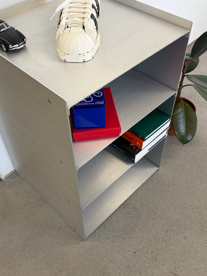 Modular metal shelf with compartments