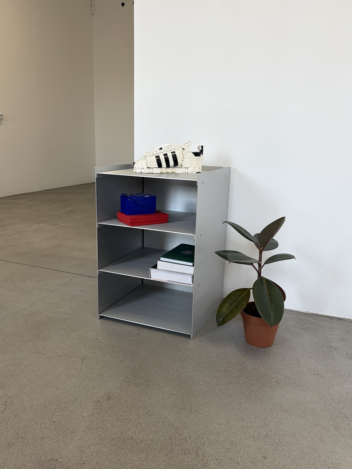 Modular metal shelf with compartments