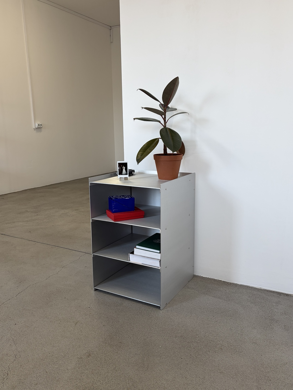 Modular metal shelf with compartments