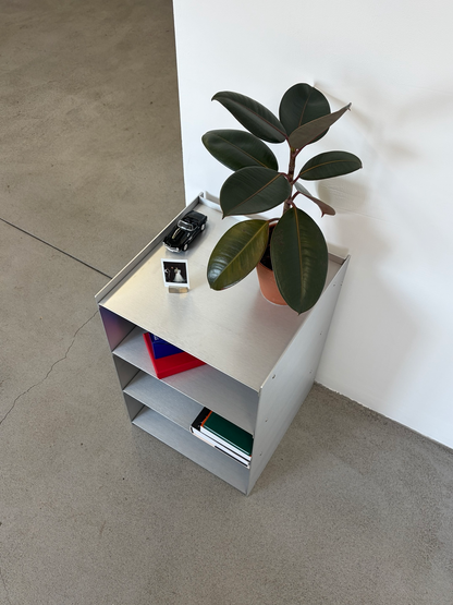Modular metal shelf with compartments