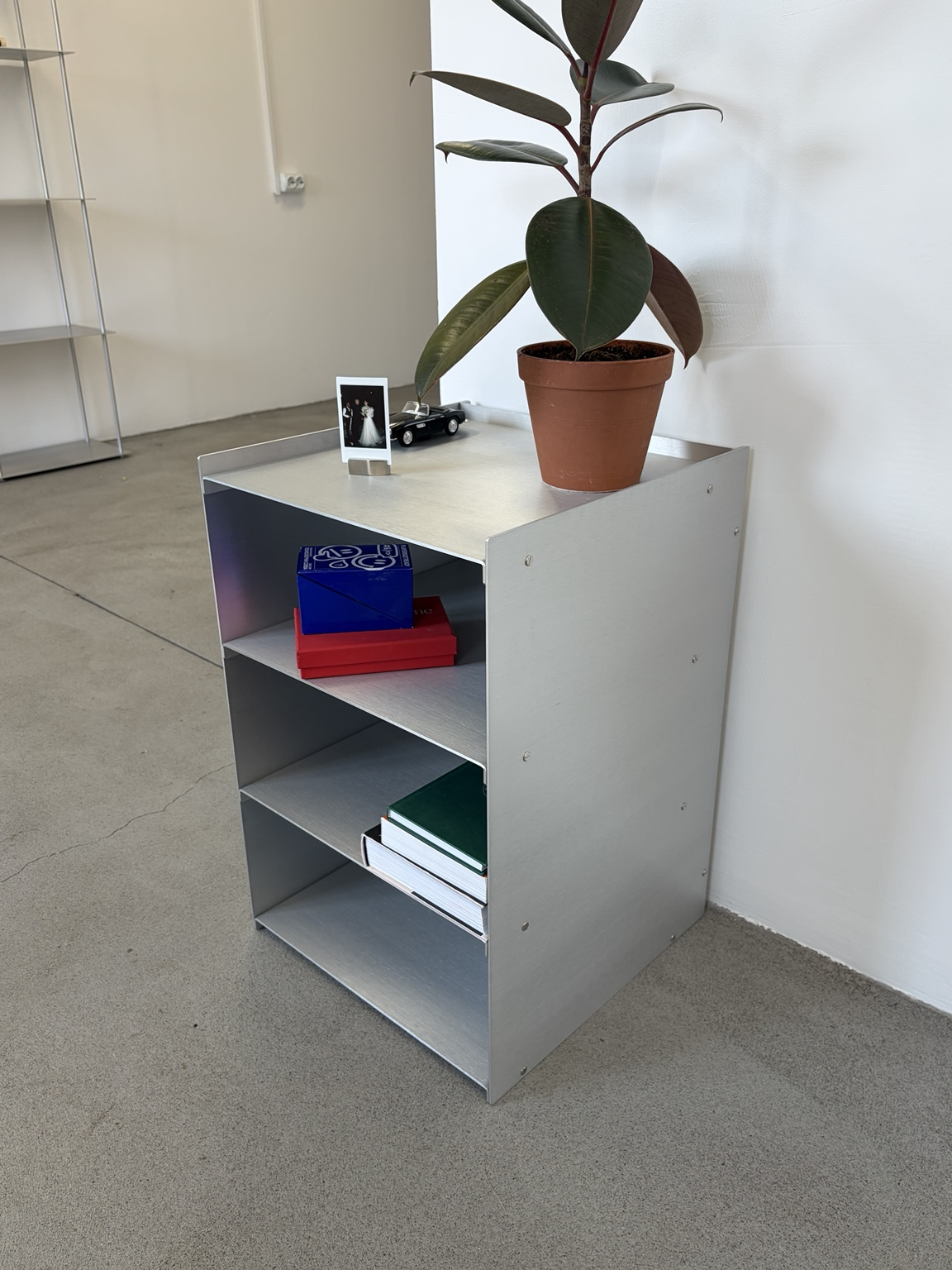 Modular metal shelf with compartments