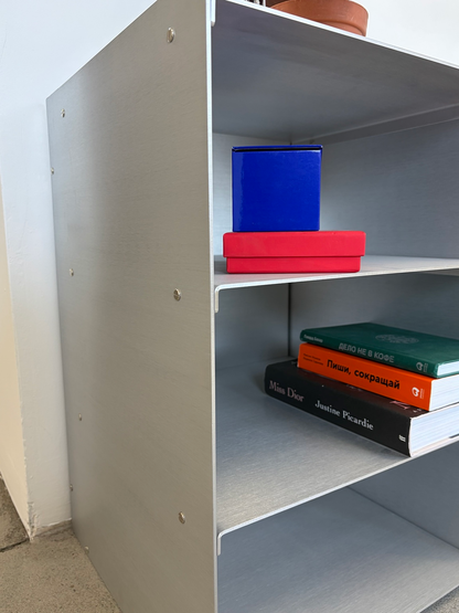 Modular metal shelf with compartments