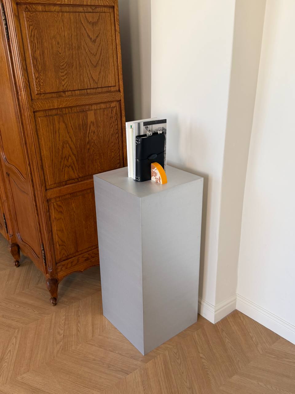 Minimalist Pedestal Stand