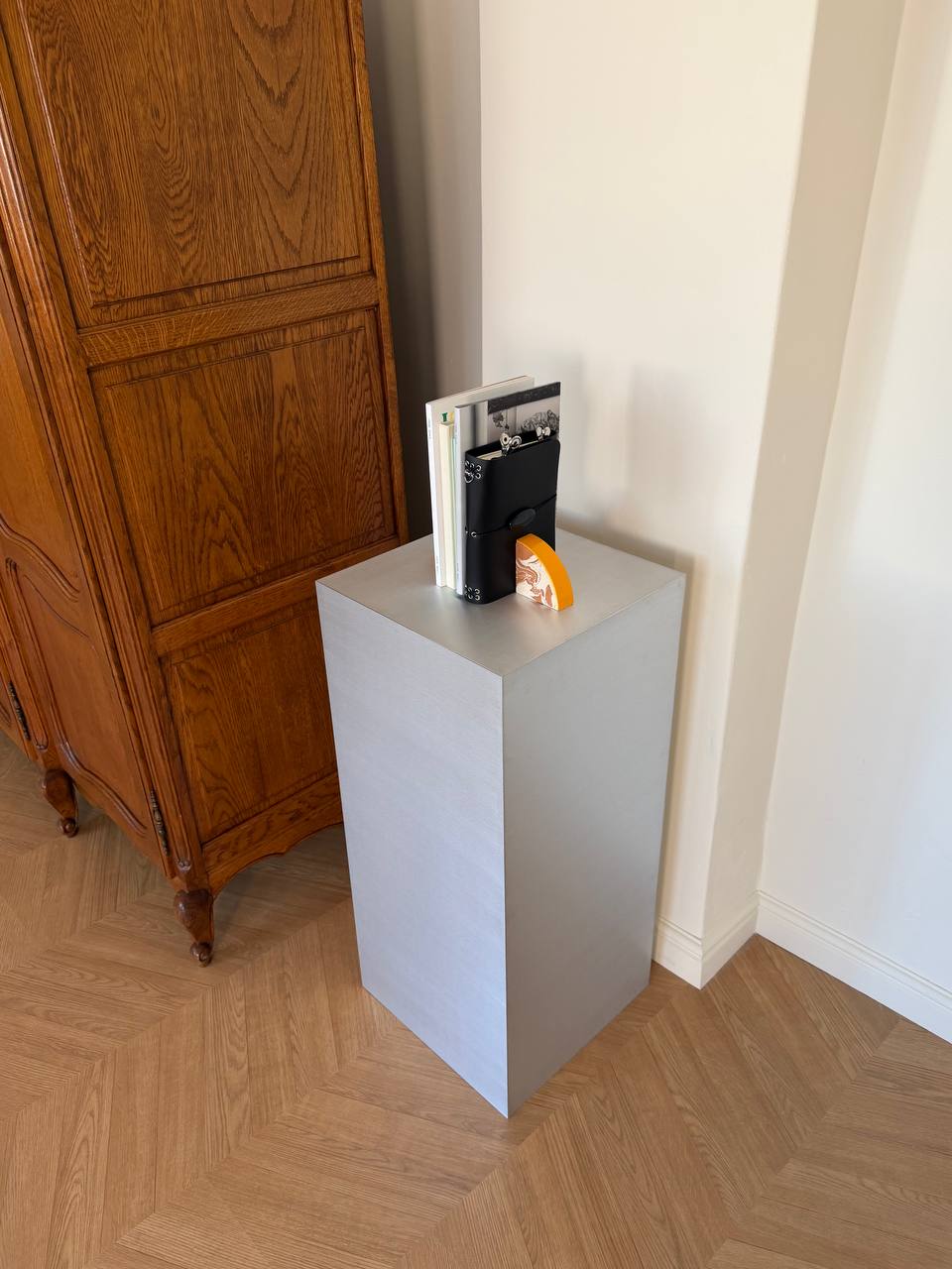 Minimalist Pedestal Stand