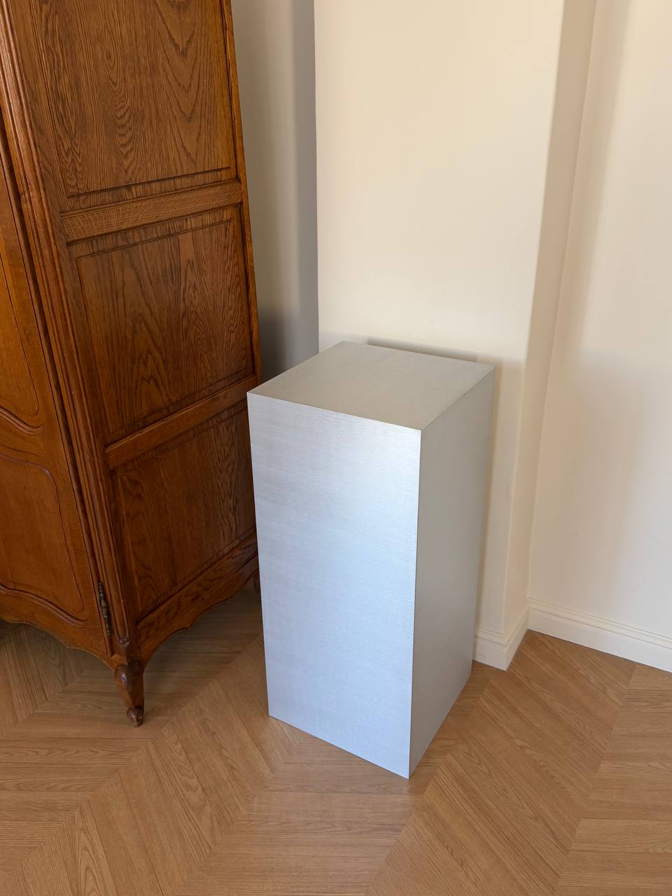 Minimalist Pedestal Stand